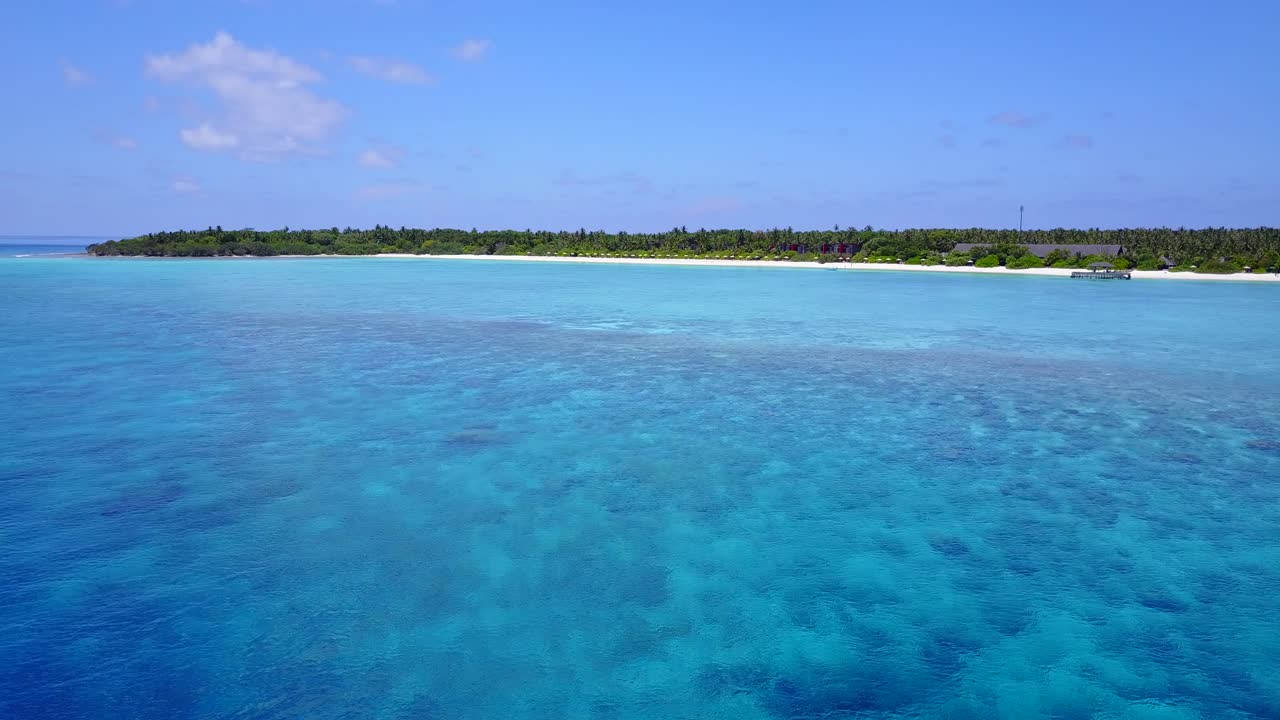 열대 4k의 얕은 산호초로 맑은 깊은 물 위로 공중 비행