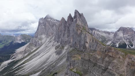 Dolomitas-Escénicas-En-Italia---Vista-Aérea-De-Las-Torres-De-Fermeda-Y-La-Cordillera-De-Seceda