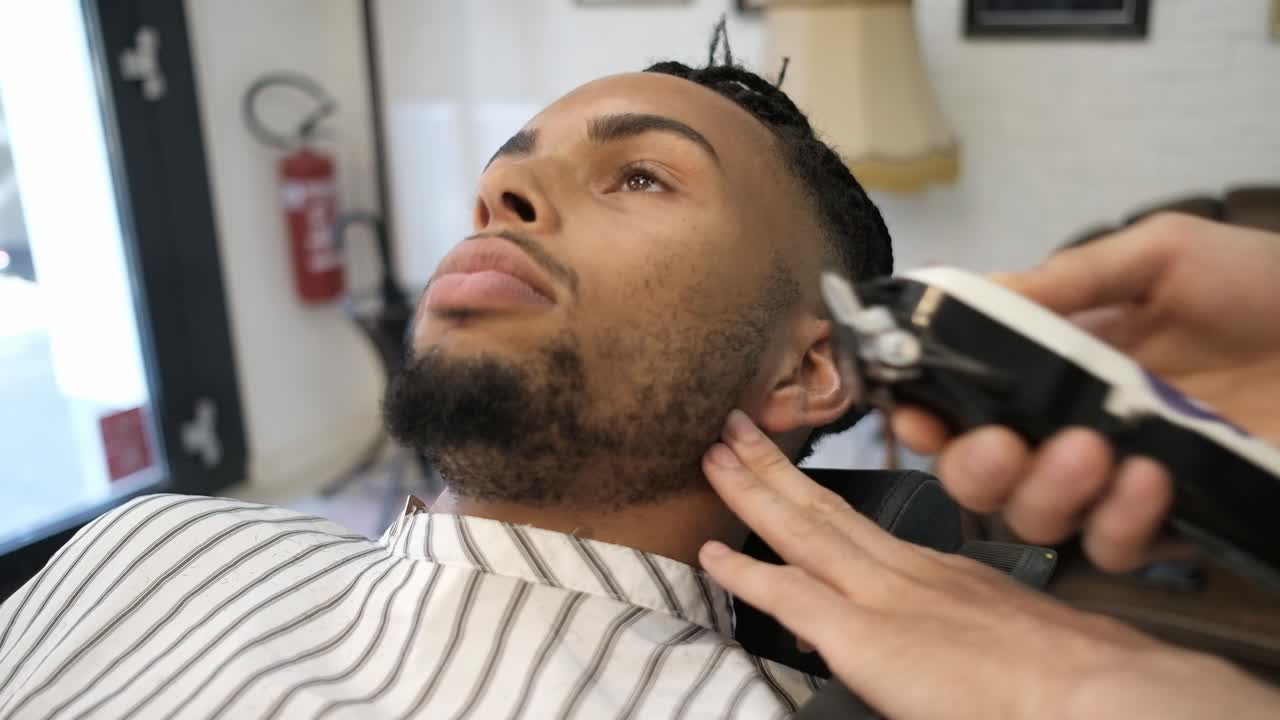 estilista anónimo haciendo un corte de pelo