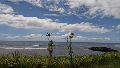 POV-Fahrt-Am-Meer-Im-Tropischen-Samoa-Vorbei