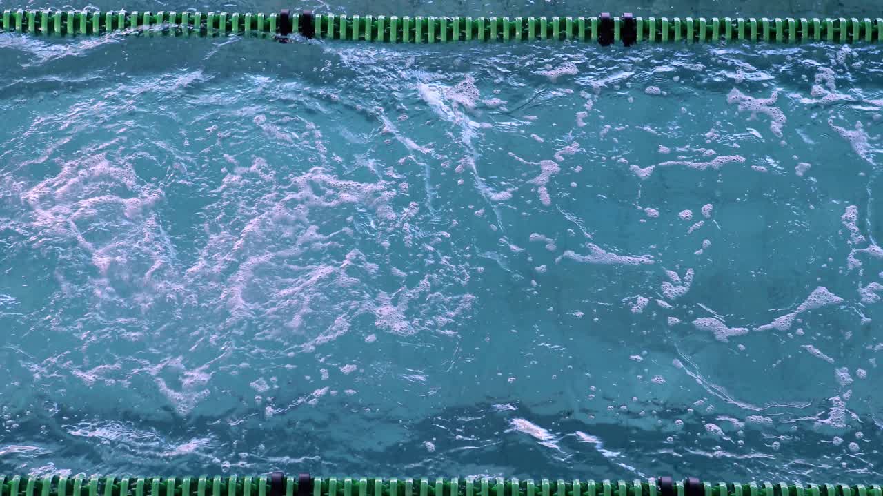 수영장에서 프론트 스트로크를 하는 여성 수영 선수