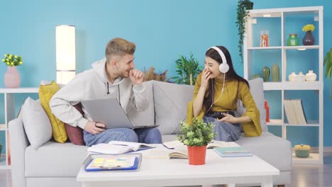 jóvenes felices divirtiéndose en casa. niña y niño están charlando en casa.