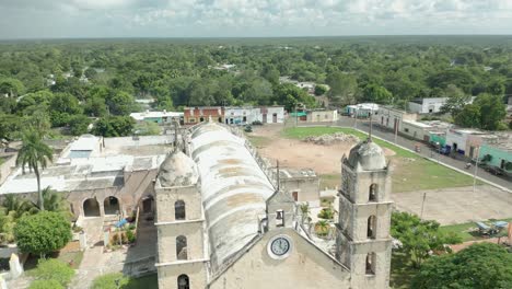 Paisaje-Urbano-Con-La-Antigua-Iglesia-En-Un-Día-Soleado