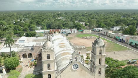 paisaje urbano con la vieja iglesia en un día soleado