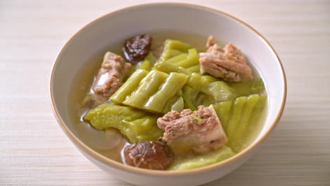 Bitterer-Kürbis-Mit-Schweinerippchensuppe---Asiatischer-Essensstil