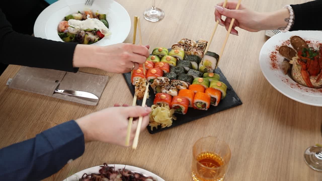 amigos disfrutando de una cena de sushi