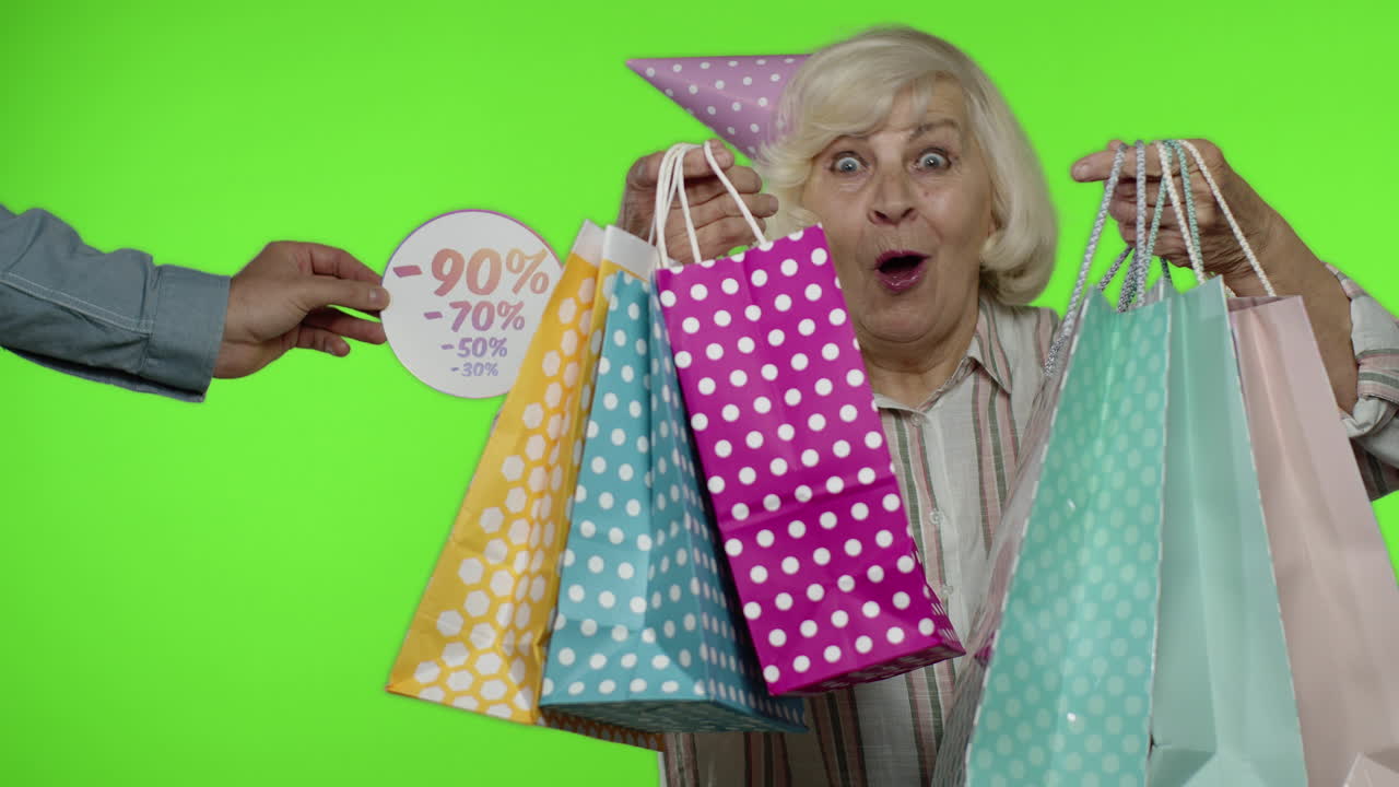 쇼핑 가방을 들고 있는 고령 여성이 축하하고, 춤을 추고, 저렴한 가격, 할인에 만족해 보입니다.