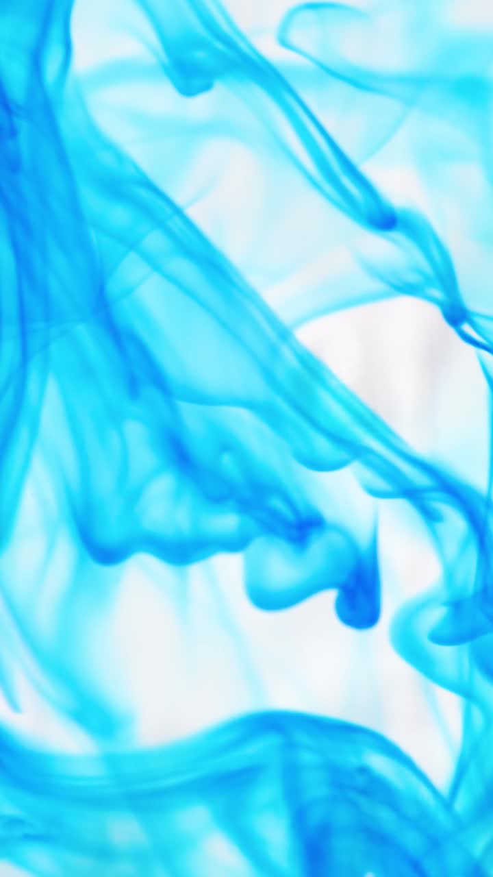 Vortici blu vivaci su sfondo bianco