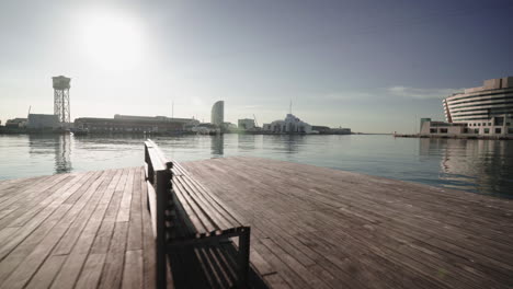 infraestructura de clase mundial de la cubierta del puerto de barcos de barcelona españa