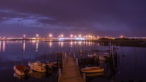 timelapse de un muelle de madera en la noche