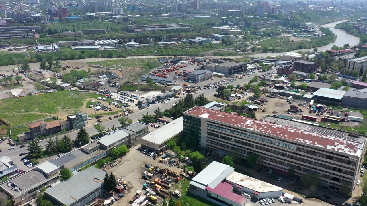 vista aérea del área industrial cerca del río mtkvari en tbilisi, georgia