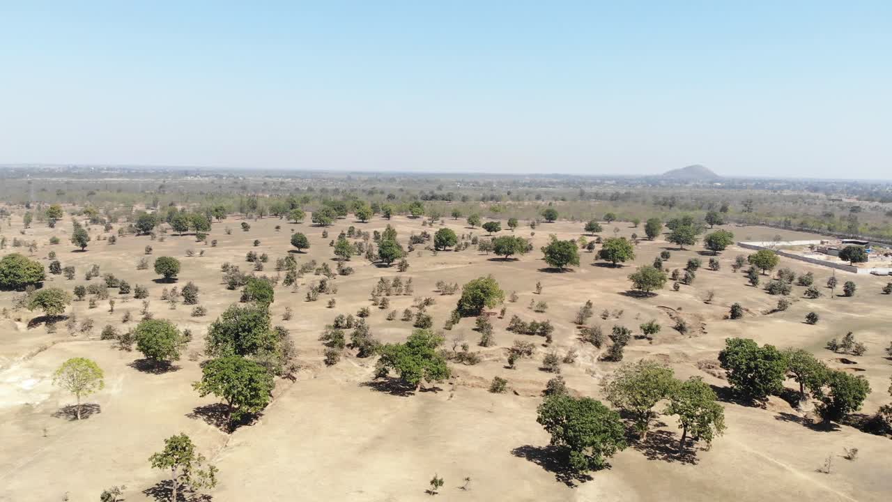 Ripresa aerea di terra arida e brulla nel villaggio di Charu a Chatra, Jharkhand, India.