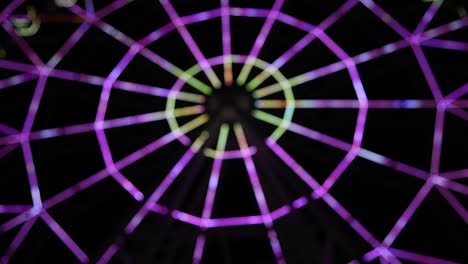 la rueda de ferris borrosa por la noche