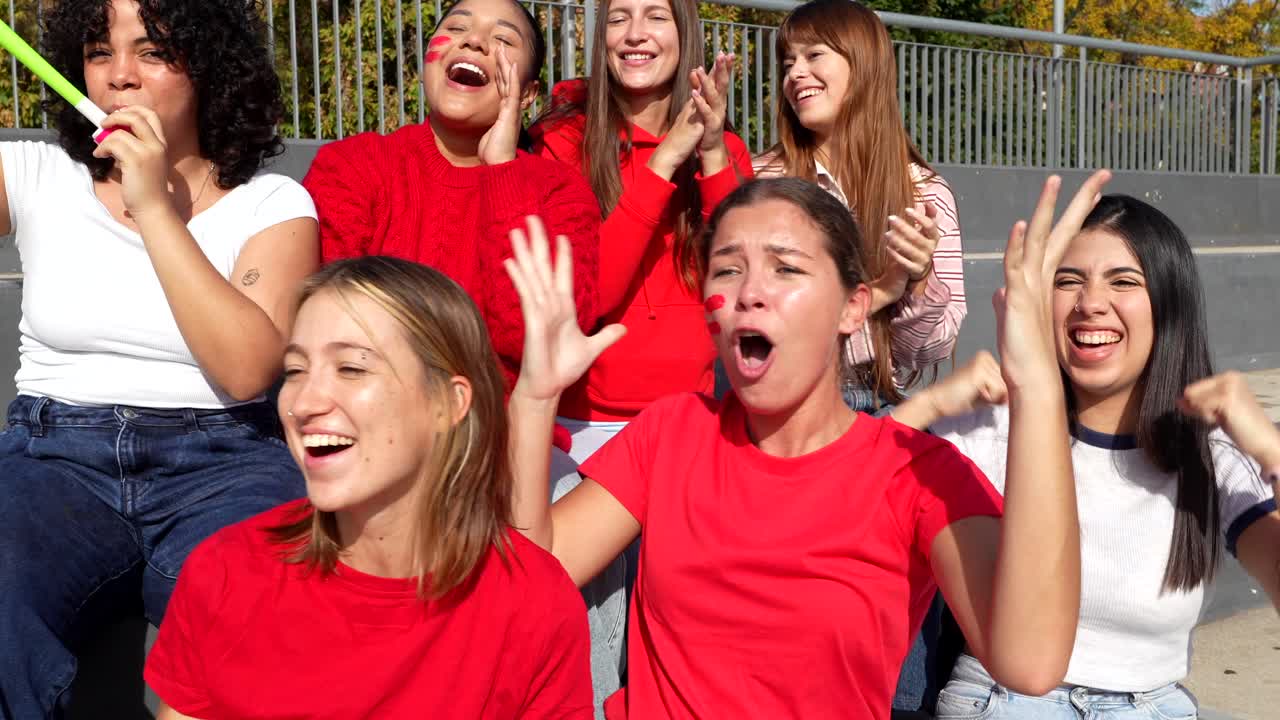 Nadšená skupina sportovních fanynek fandí