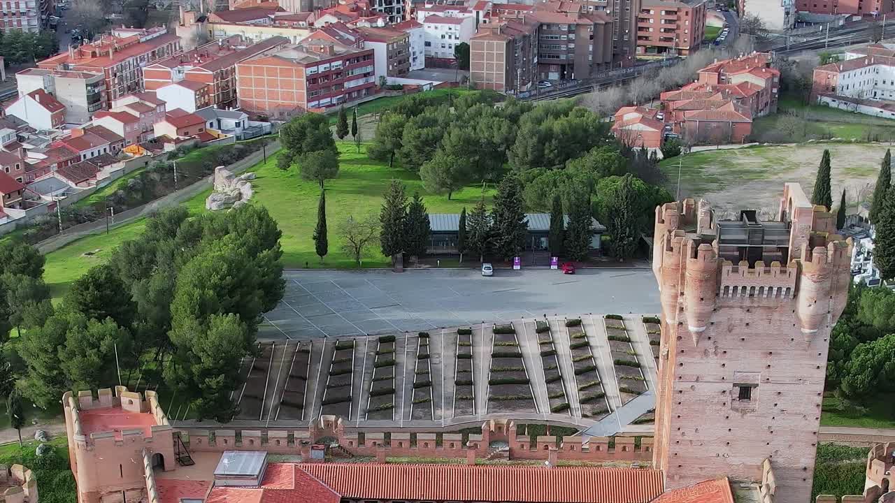 Pátio do Castelo de La Mota e vista da cidade