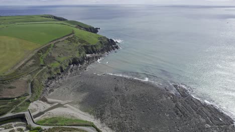 tranquila ensenada y una playa protegida en la costa del cobre waterford