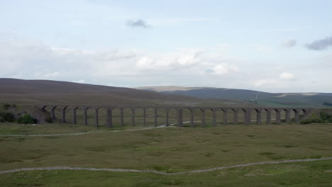 Dolly-Luftaufnahme-Nähert-Sich-Ribblehead-Viadukt-Im-Yorkshire-Dales-National-Park