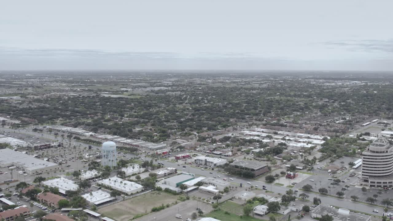 imágenes de drones de un día nublado en nolana y la calle 10 al norte de mcallen, texas