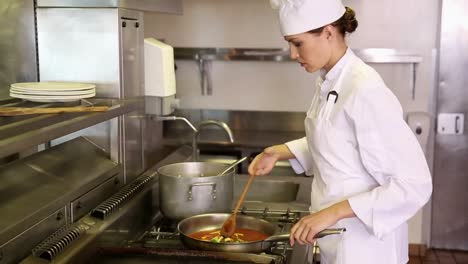 el chef está preparando verduras en una sartén.