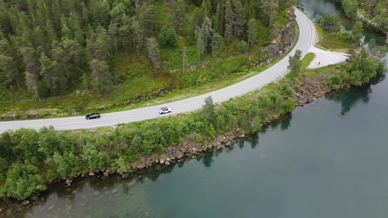 노르웨이의 호수를 지나가는 자동차