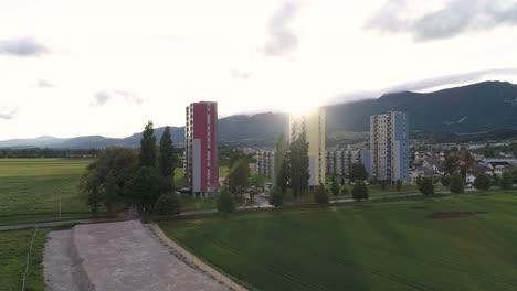drone vuela sobre zona residencial con puesta de sol