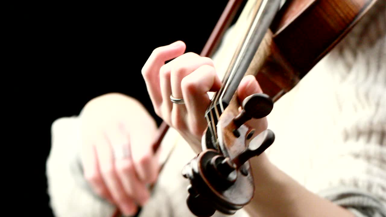 violinist playing - closeup of her hands