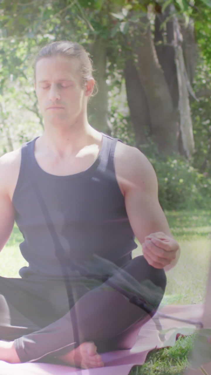 요가 와 명상 을 하는 다양한 사람 들 위 의 잎 들 의 애니메이션