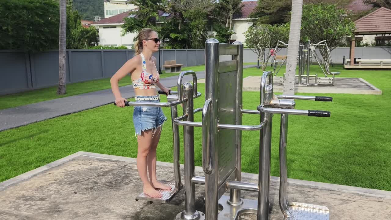 mujer haciendo ejercicio en un parque de fitness al aire libre