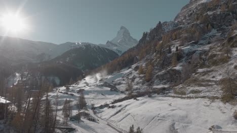 Impresionante-Antena-Hacia-Atrás-Del-Icónico-Matterhorn,-Zermatt,-Valais,-Suiza