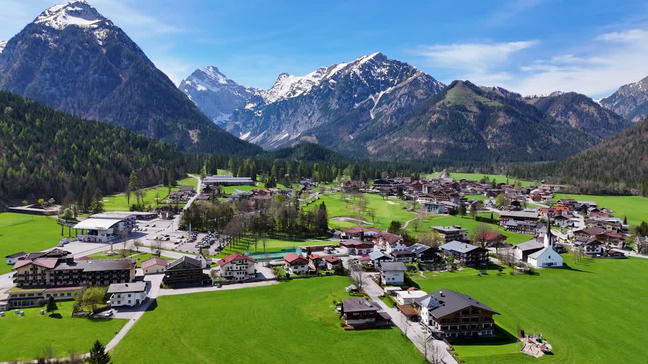 홀슈타트 (hallstatt) 는 오스트리아의 산과 함께 산을 볼 수 있는 놀라운 집입니다.