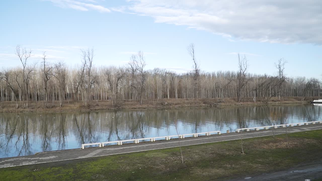 прекрасный солнечный день на реке с удивительными облаками на голубом небе
