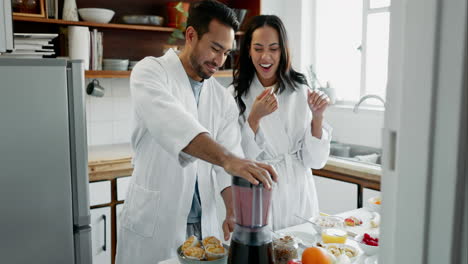 Happy-couple,-laughing-and-breakfast-smoothie