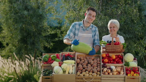 retrato de una anciana con su nieto vendiendo verduras en un mercado de agricultores