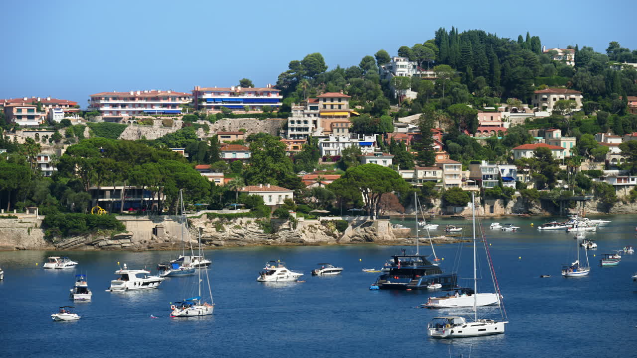 Barche ormeggiate nel porto di Villefranche-sur-Mer, Francia