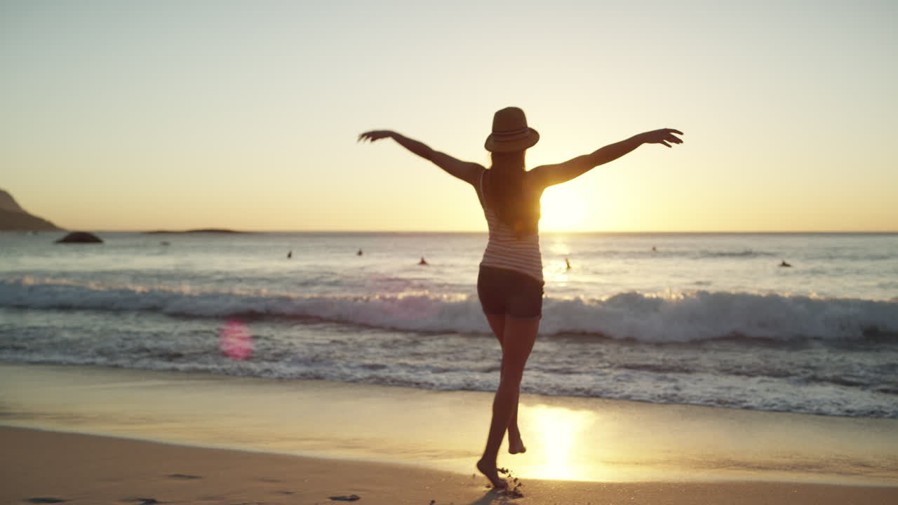 libertad en la orilla del mar