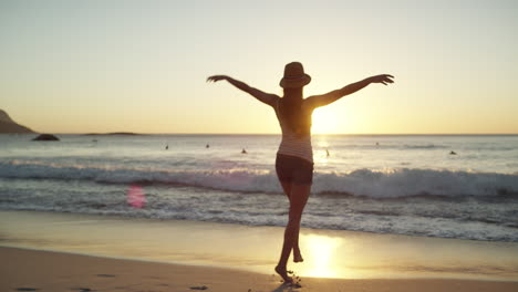 libertad en la orilla del mar