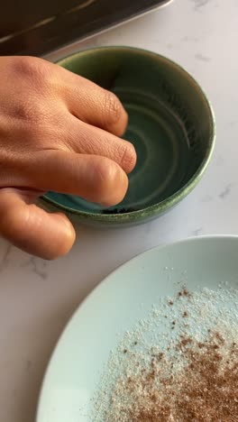 video vertical de rodar rosquillas veganas cocidas en aceite de coco y luego rodar en azúcar y canela