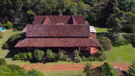 vista aérea de una casa vieja con azulejos rojos y piscina azul en la soleada santa inés