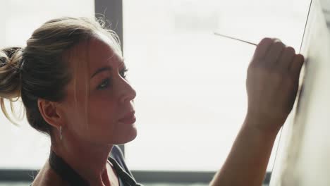 una mujer pintando un cuadro.