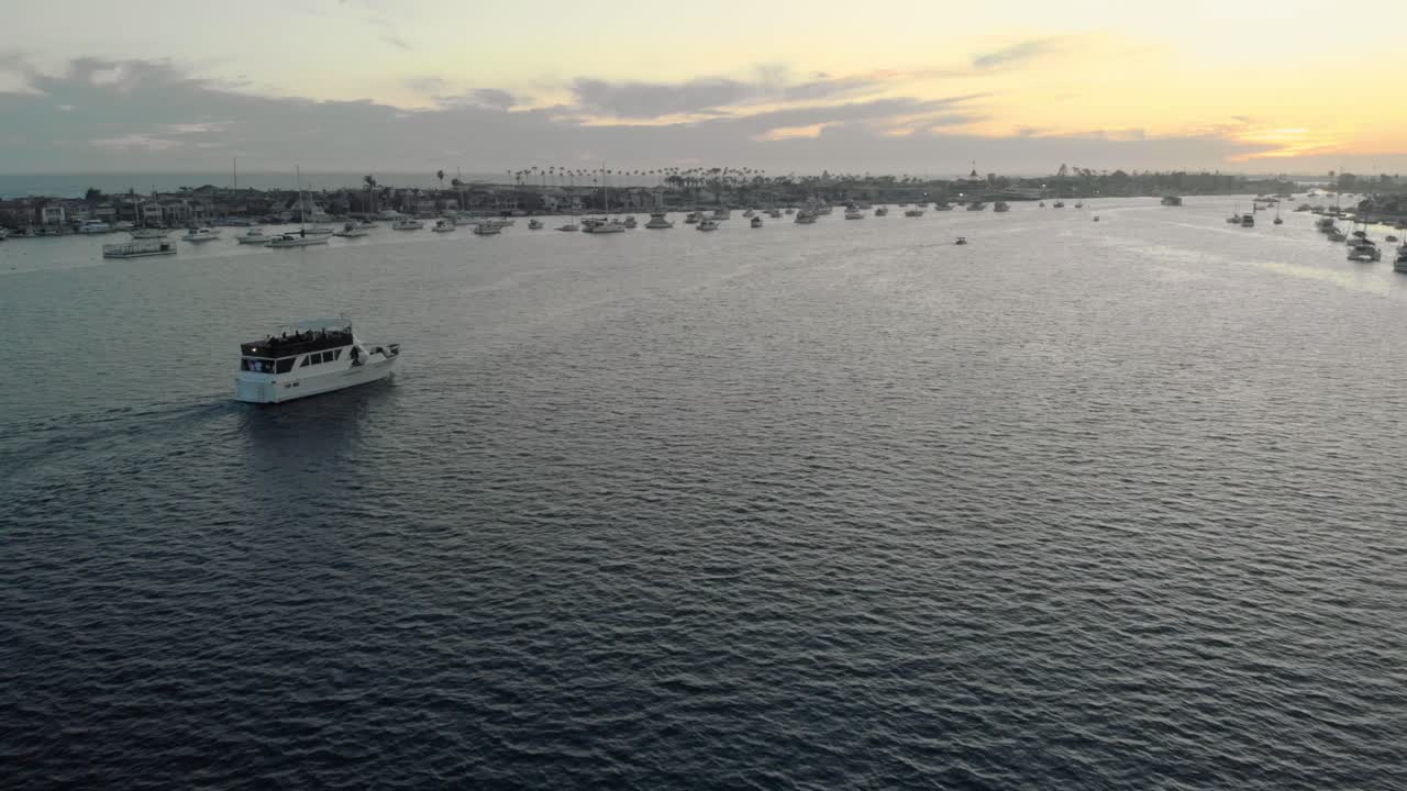 일몰 황금 시간에 정박지에서 항해하는 요트