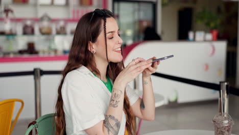 mujer, teléfono o fotografía en el café para el blog de comida