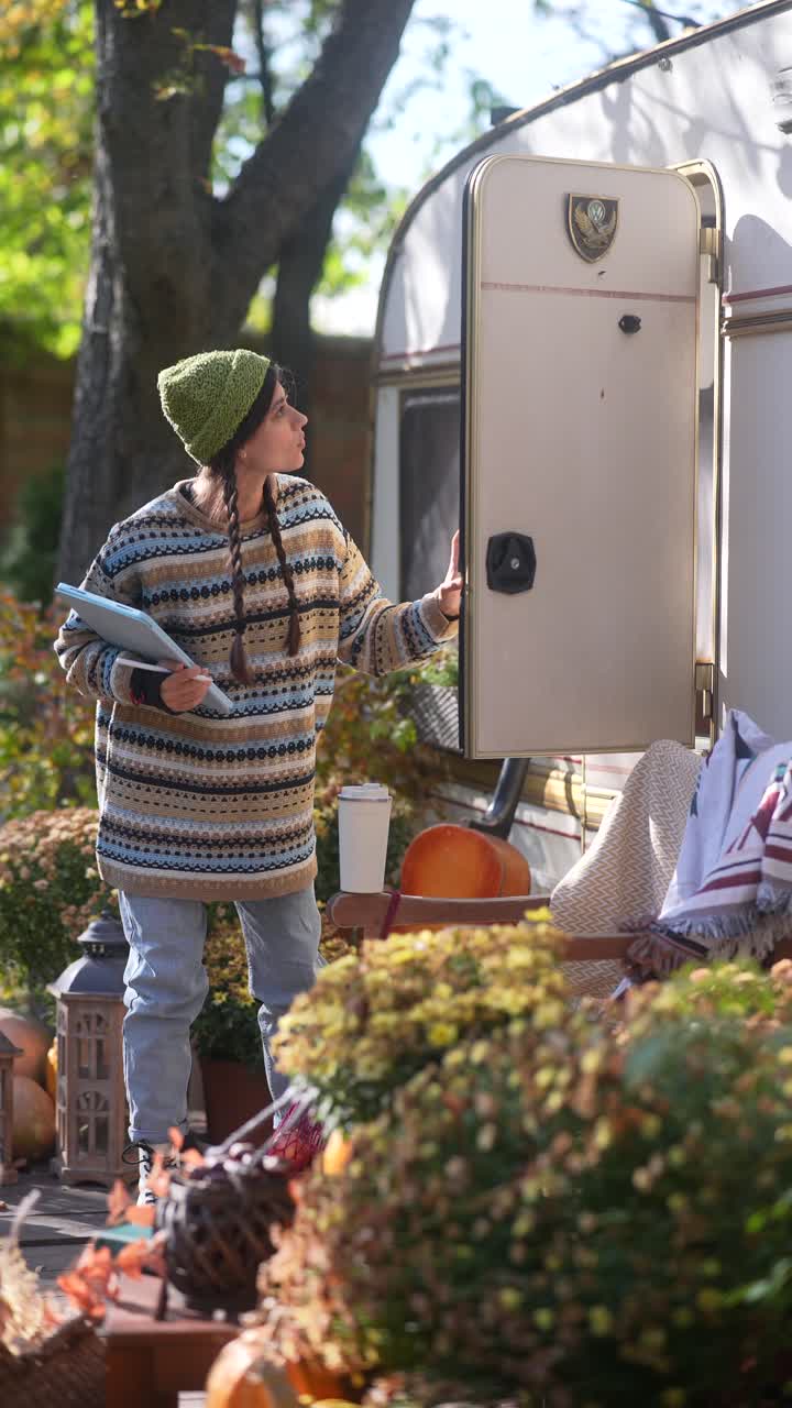 캠퍼 밴 근처 의 가을 풍경 을 탐험 하는 젊은 여자