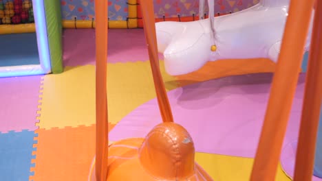 área de juegos colorida con columpios de delfines