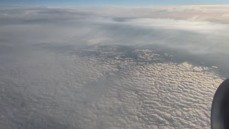 paisaje nublado desde la ventana de un avión