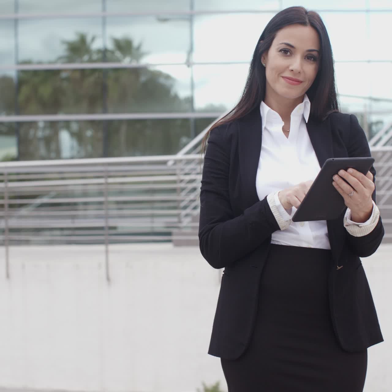 Empresaria amigable con una sonrisa segura