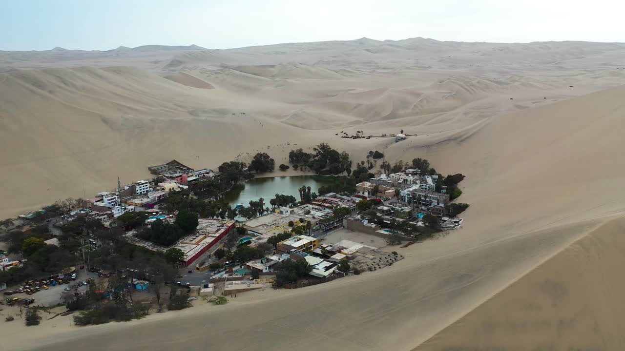 페루 모래 언덕의 사막 오아시스에 있는 huacachina 마을 - 공중