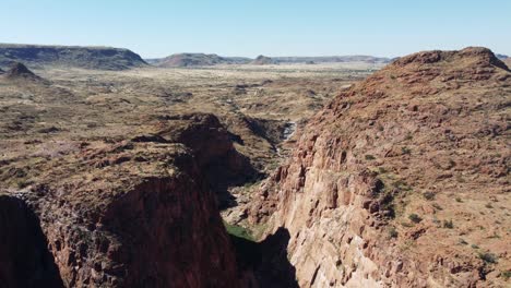 Vista-Aérea-Cinematográfica-Slow-Dolly-Sobre-El-Soleado-Paisaje-Del-Desierto-De-Kalahari-Del-Parque-Reimvasmaak-En-Sudáfrica-Cerca-De-Namibia