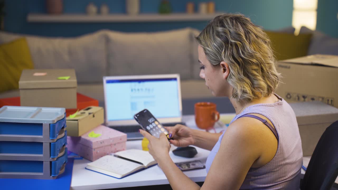 el empresario que vende productos en línea está creando una cuenta.