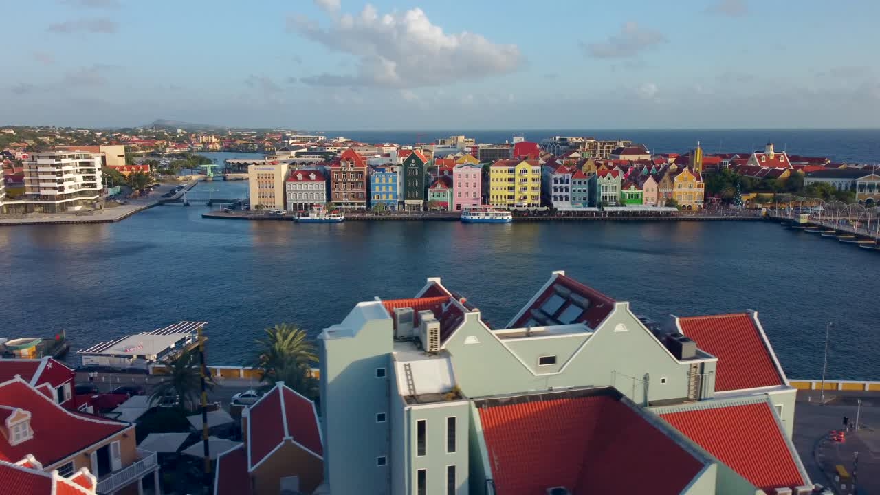 Vista aerea da cartolina di Handelskade, con edifici storici coloniali colorati di fronte all'acqua a Curaçao