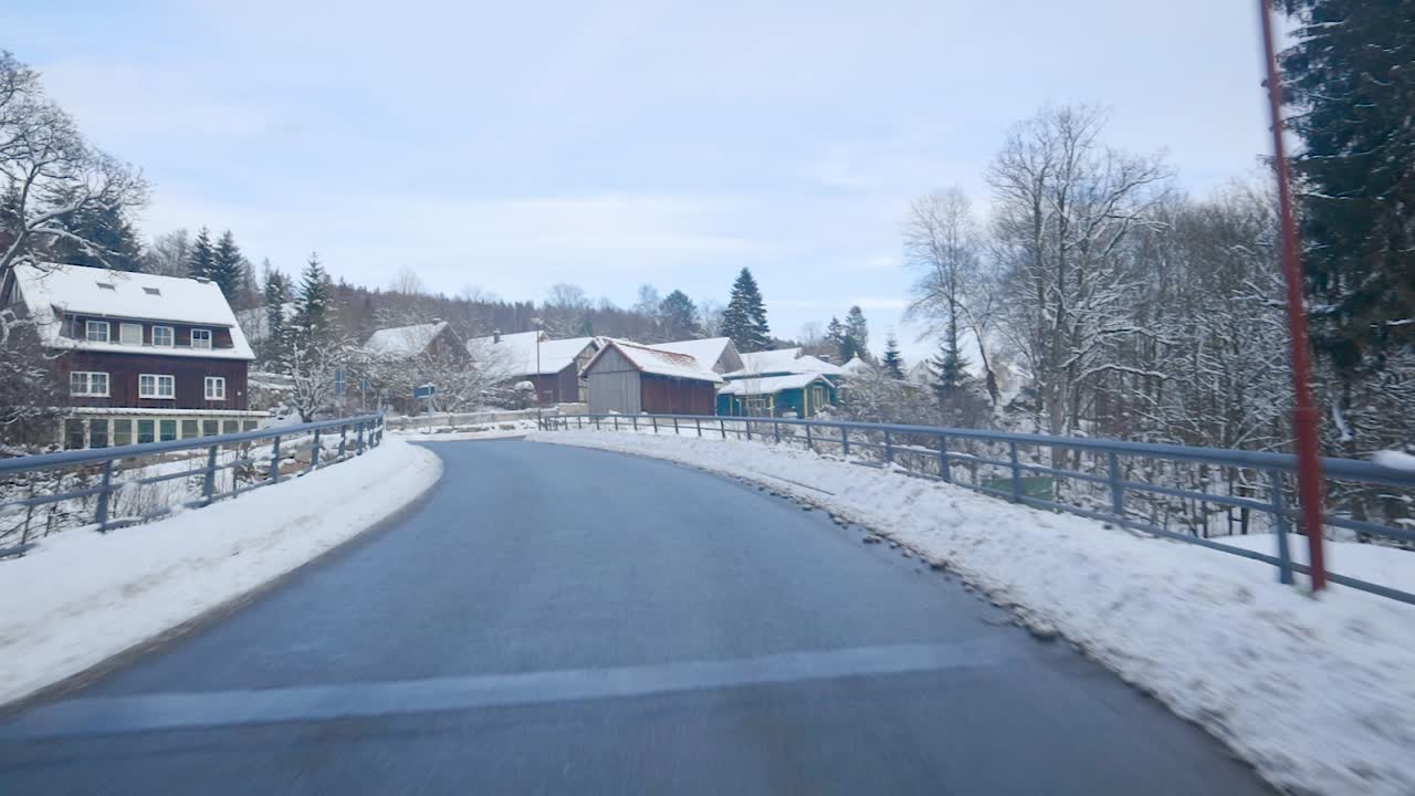 독일의 아름다운 겨울 풍경 속에서 운전하기